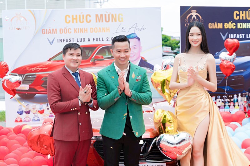 GĐKD Lê Anh chụp ảnh kỷ niệm cùng Boss Võ Sỹ Đạt