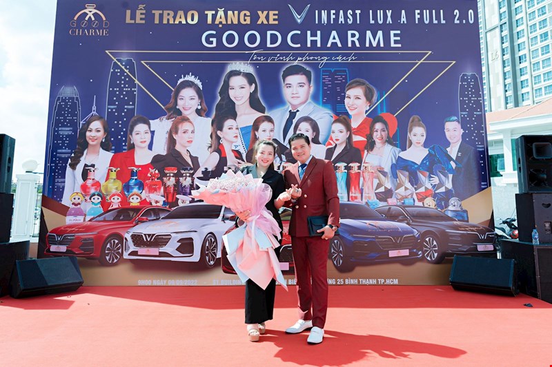 GĐKD Trương Thị Thương chụp ảnh kỷ niệm cùng Boss GoodCharme