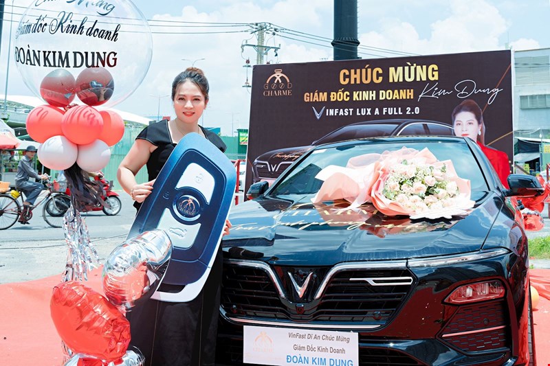 GĐKD Đoàn Kim Dung hạnh phúc bên chiếc xe Vinfast vừa được nhận