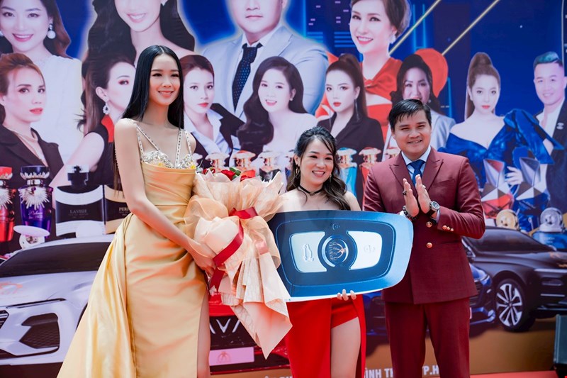 Boss GoodCharme Võ Sỹ Đạt và Á hậu Bảo Ngọc trao chìa khóa xe cho GĐKD Hà Thái Ngân
