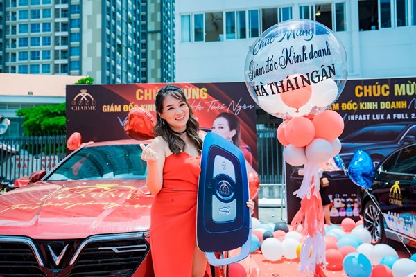 GĐKD GoodCharme - Hà Thái Ngân hạnh phúc trong ngày nhận xe Vinfast lux a full 2.0 
