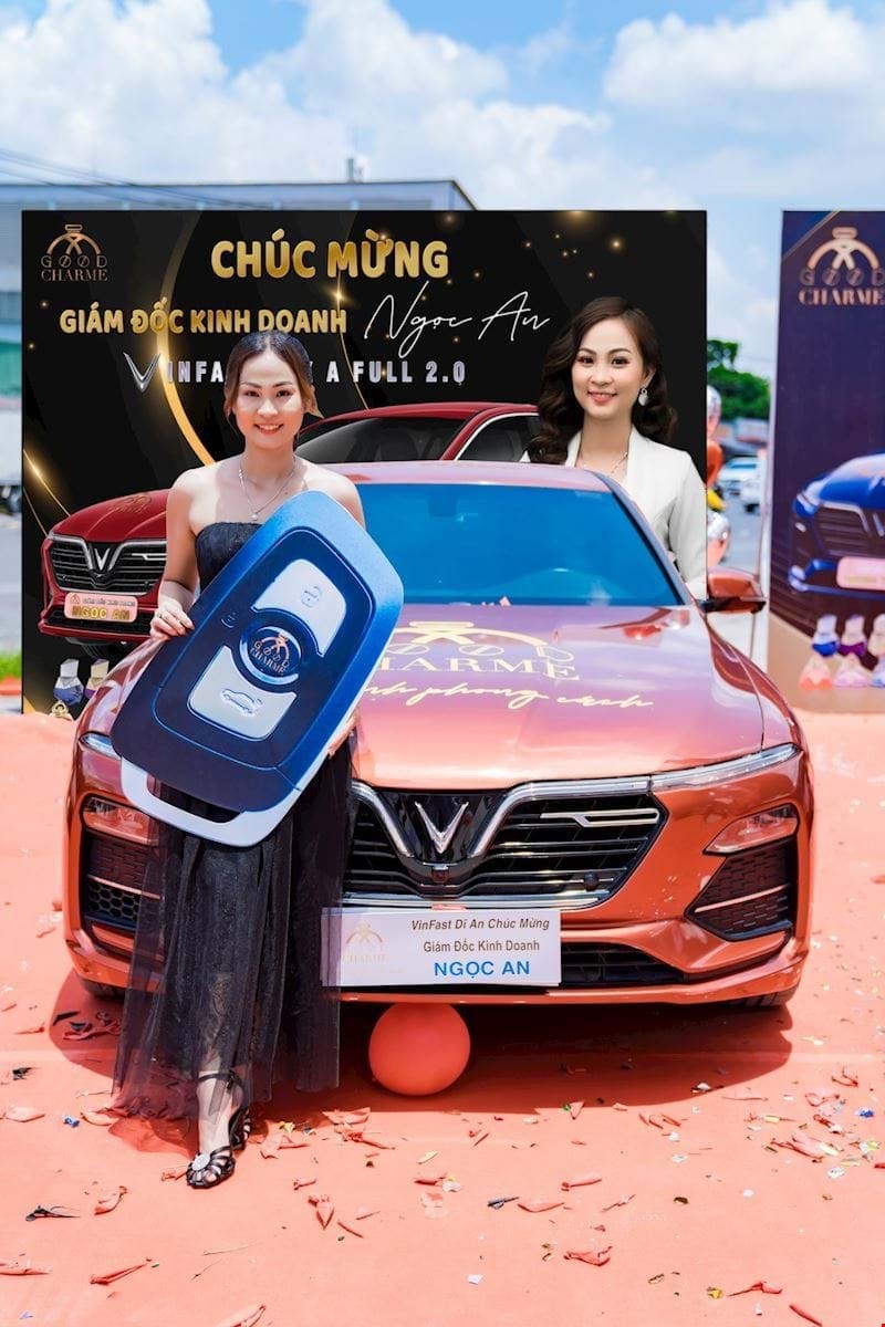 GĐKD Ngọc An bên chiếc xe Vinfast sang – xịn