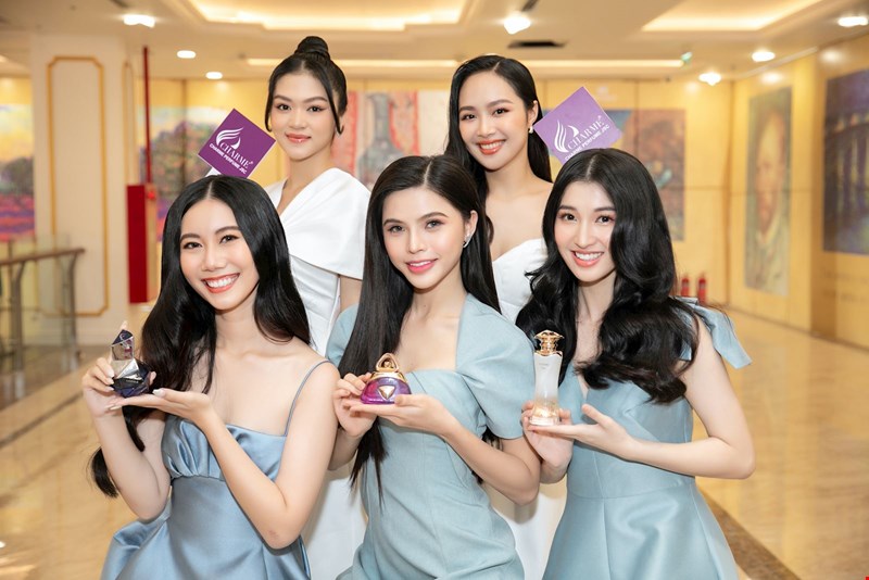 Các người đẹp rạng rỡ cùng nước hoa GoodCharme