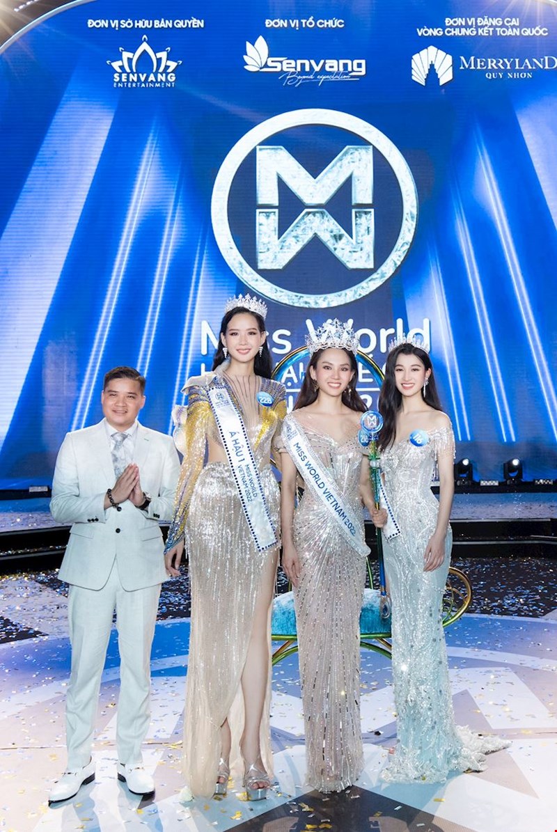 Ông Võ Sỹ Đạt - Tổng Giám đốc GoodCharme chụp hình cùng Top 3 Hoa hậu Thế giới Việt Nam 2022 trong đêm chung kết 12/08 tại Quy Nhơn